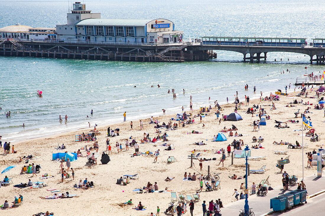 Bournemouth beach pier and coast, Dorset, England, Vereinigtes Königreich, Europa