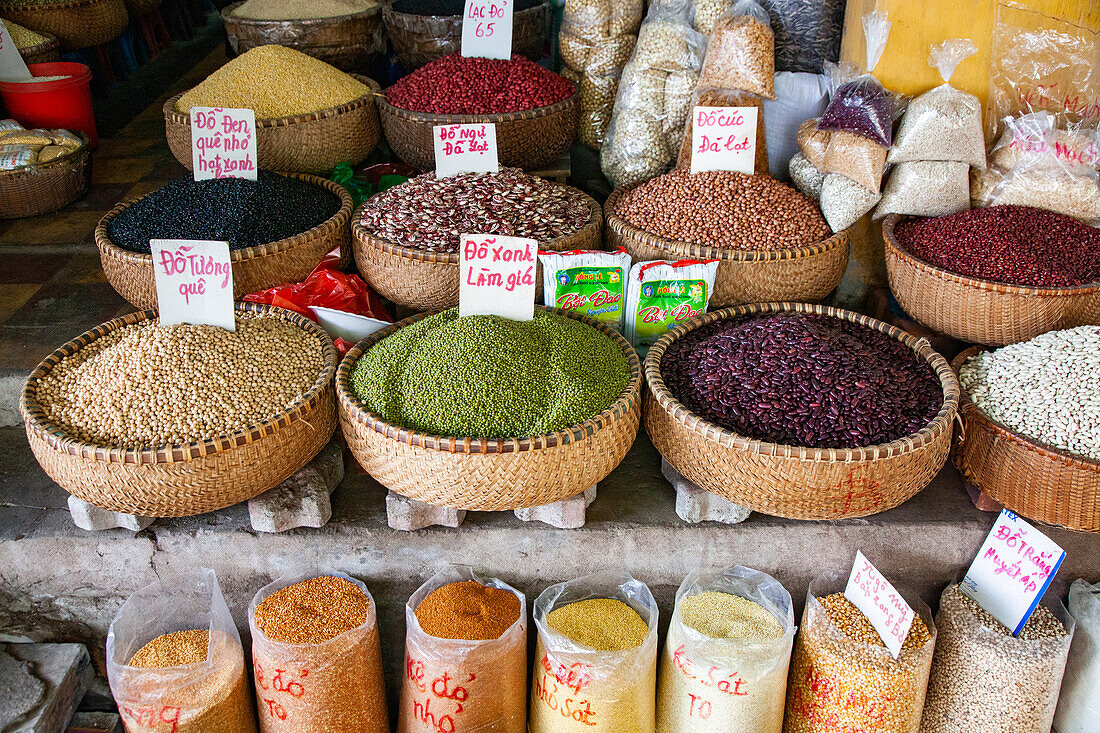 Verkauf von Produkten auf dem Dong Xuan Markt, Hanoi, Indochina, Südostasien, Asien