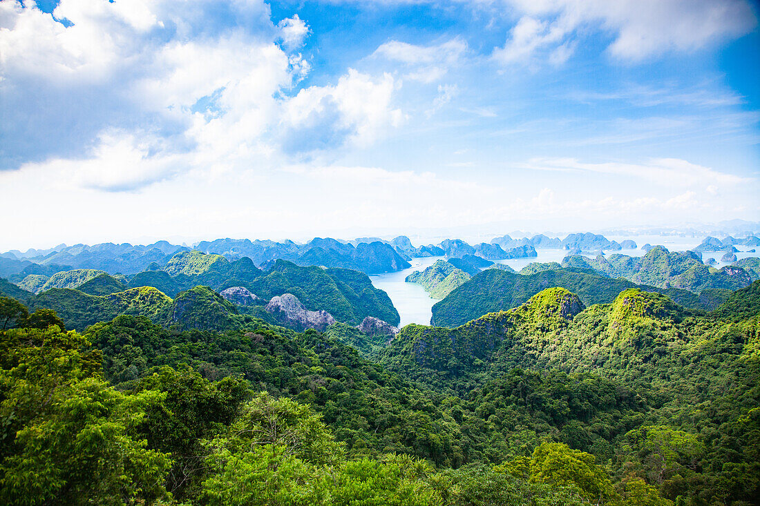 Ha Long Bay von der Insel Cat Ba aus, Ha Long Stadt im Hintergrund, UNESCO Weltkulturerbe, Vietnam, Indochina, Südostasien, Asien