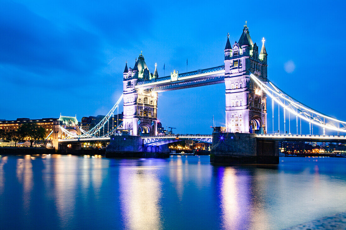 Tower Bridge bei Nacht, London, England, Vereinigtes Königreich, Europa