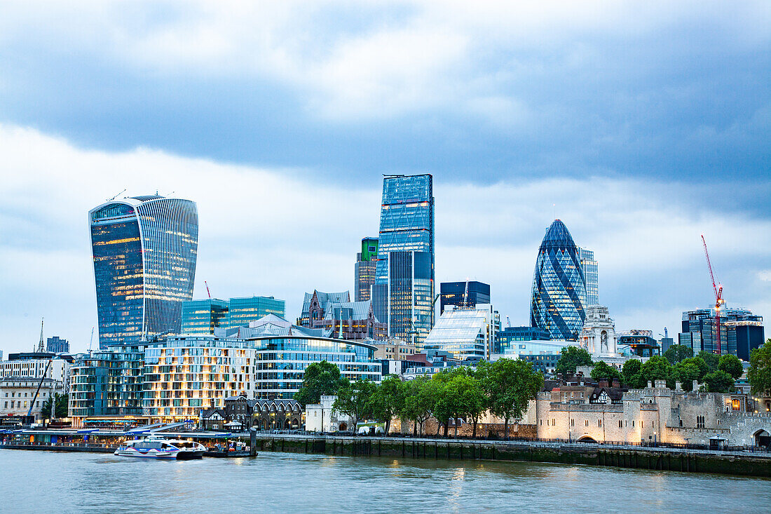 Panoramablick von der Tower Bridge über die Themse auf die City of London, London, England, Vereinigtes Königreich, Europa