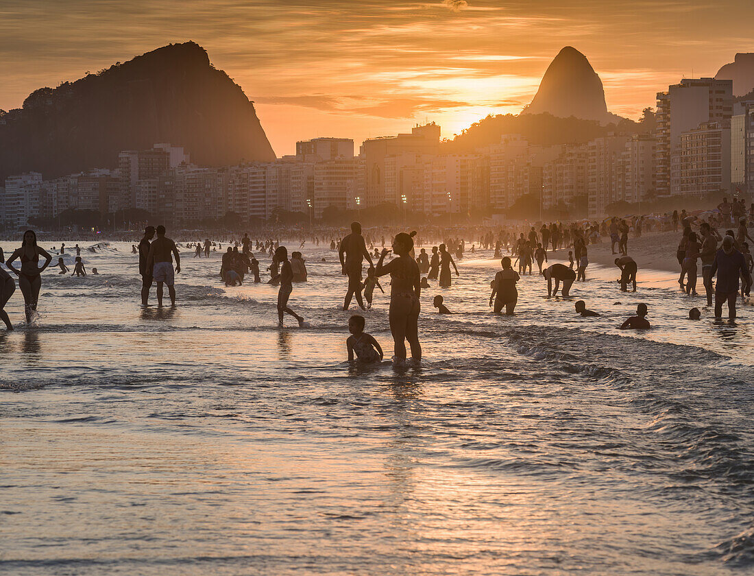 Menschen entspannen sich bei Sonnenuntergang, Copacabana Beach, Rio de Janeiro, Brasilien, Südamerika