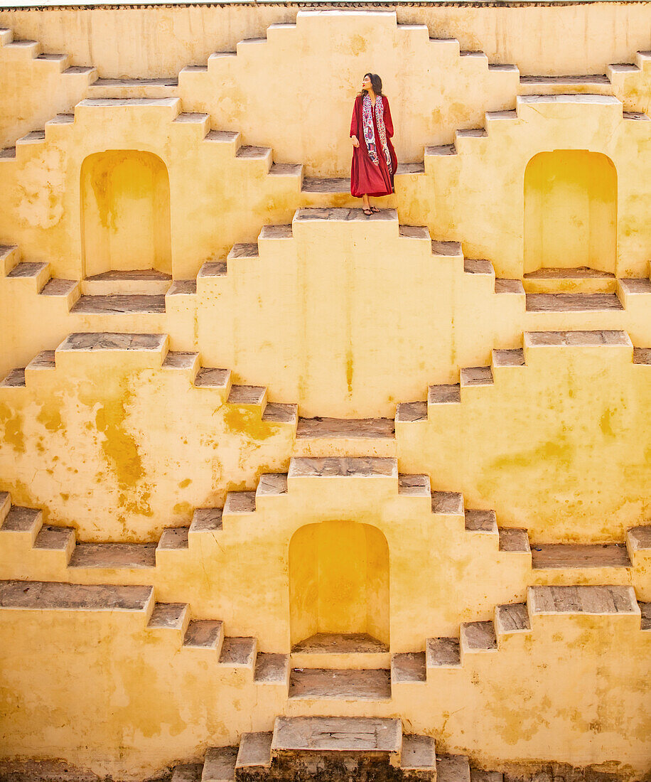 Frau in rotem Gewand bei Panna Meena ka Kund, Jaipur, Rajasthan, Indien, Asien