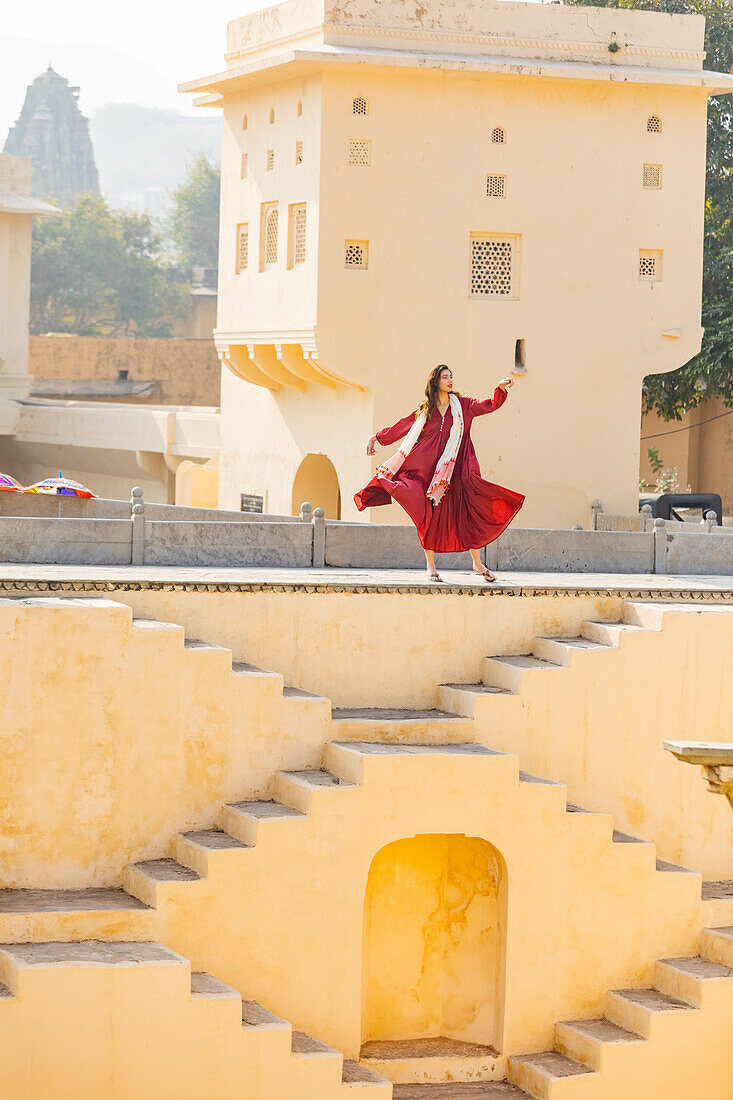 Frau in rotem Gewand bei Panna Meena ka Kund, Jaipur, Rajasthan, Indien, Asien