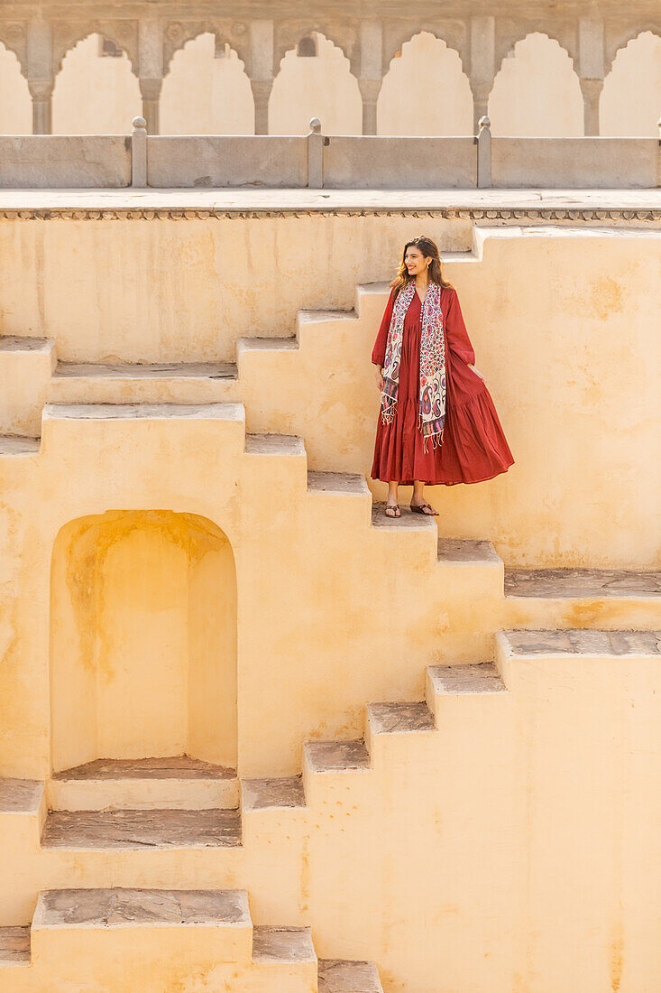 Frau in rotem Gewand bei Panna Meena ka Kund, Jaipur, Rajasthan, Indien, Asien