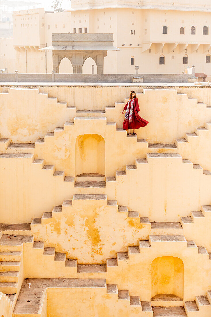 Frau in rotem Gewand bei Panna Meena ka Kund, Jaipur, Rajasthan, Indien, Asien