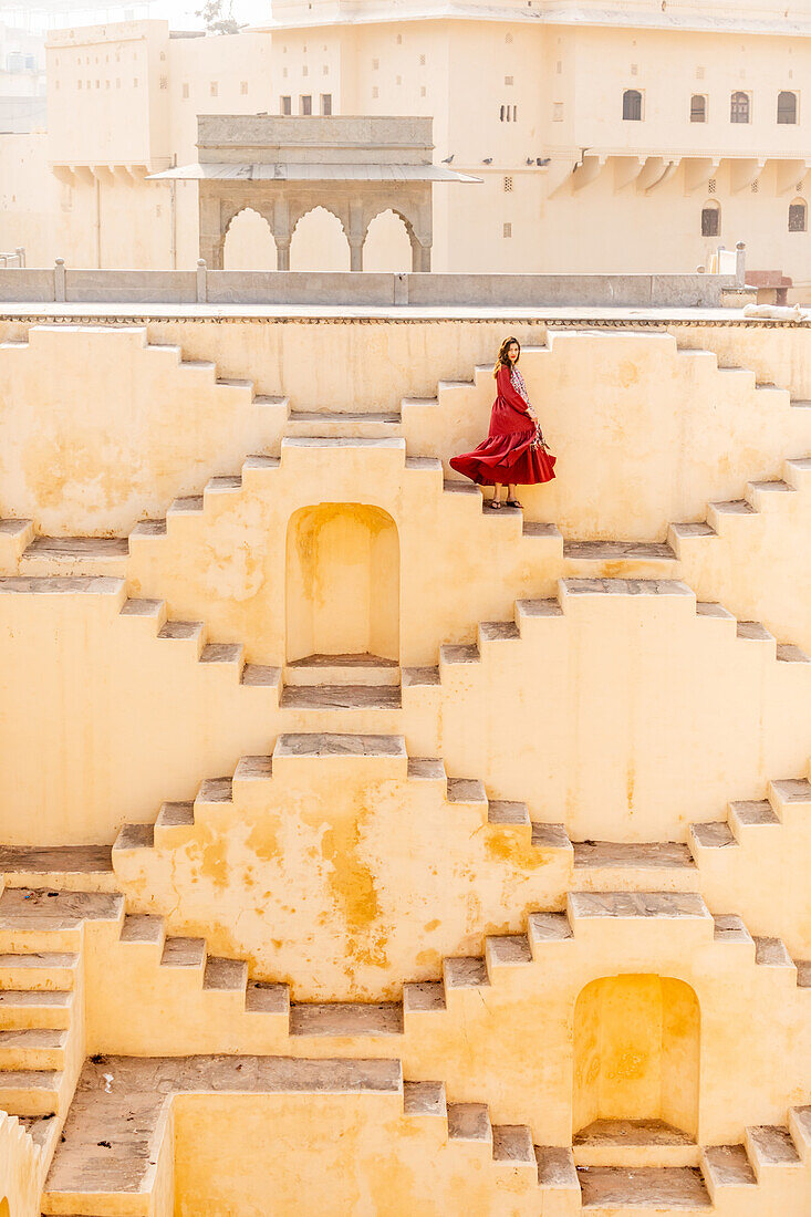 Frau in rotem Gewand bei Panna Meena ka Kund, Jaipur, Rajasthan, Indien, Asien