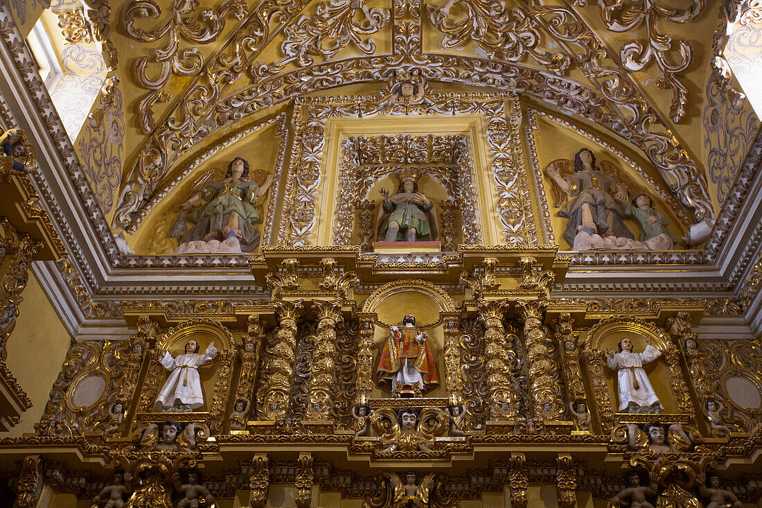 Polychrome Figuren und Goldreliefs, barockes Interieur, Kirche San Francisco Acatepec, gegründet Mitte des 16. Jahrhunderts, San Francisco Acatepec, Puebla, Mexiko, Nordamerika