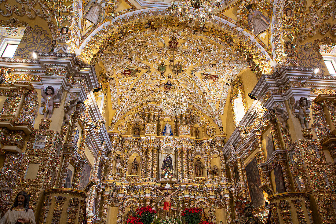 Polychrome Figuren und Goldreliefs, barockes Interieur, Kirche San Francisco Acatepec, gegründet Mitte des 16. Jahrhunderts, San Francisco Acatepec, Puebla, Mexiko, Nordamerika