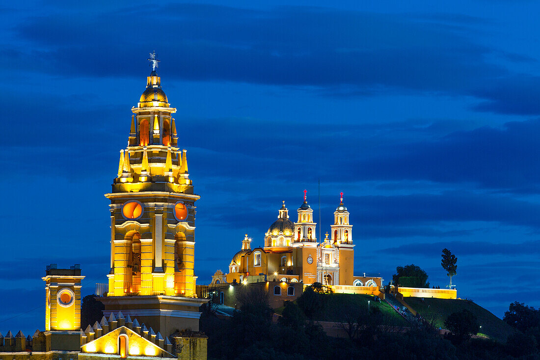 Abend, Kloster San Gabriel Arcangel im Vordergrund, Kirche Nuestra Senora de los Remedios im Hintergrund, Cholula, Bundesstaat Puebla, Mexiko, Nordamerika