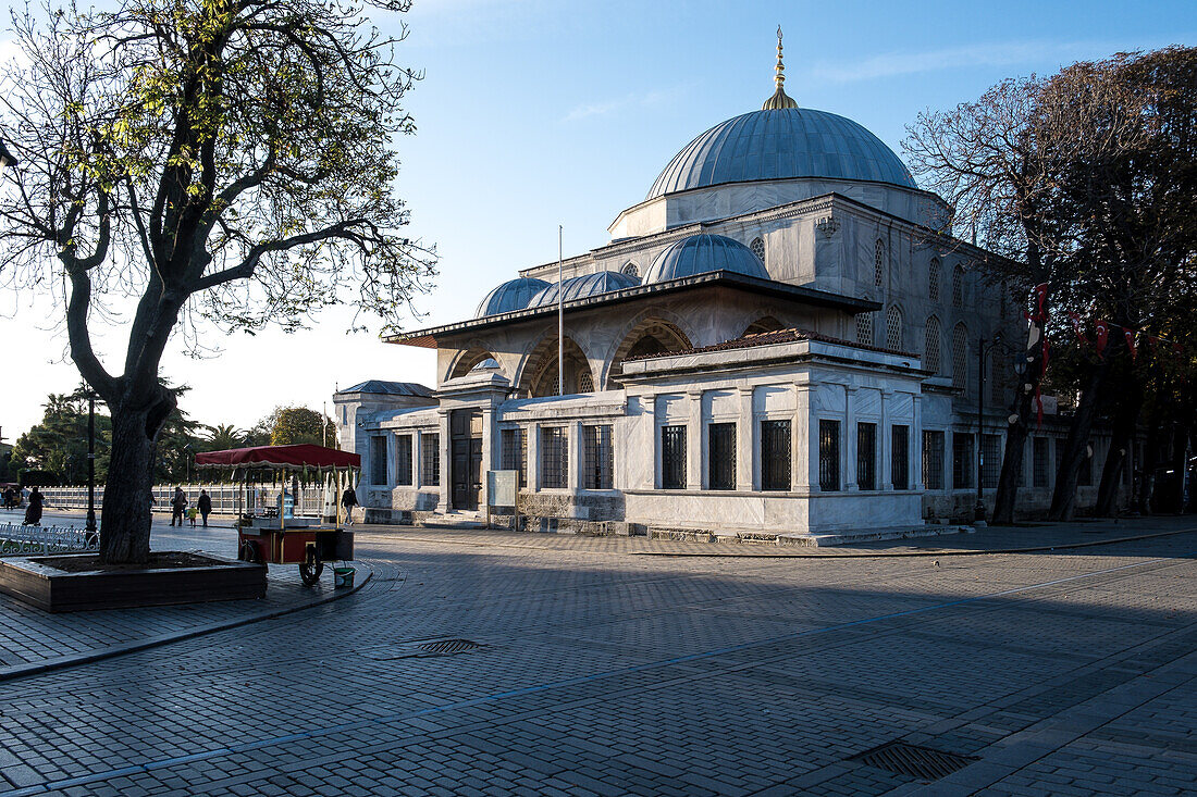 Blick auf das Grabmal von Ahmed I. (I. Ahmed Turbesi) auf der Seite des Sultanahmet-Parks, der zwischen der Blauen Moschee und der Hagia Sophia verläuft, Teil der historischen Bereiche von Istanbul, Bezirk Fatih, Istanbul, Türkei, Europa