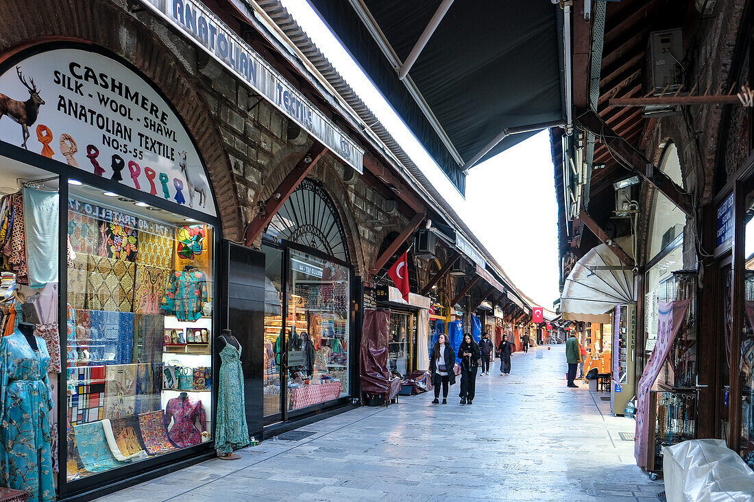 Typische Geschäfte auf dem Arasta-Basar, einem lebhaften traditionellen Straßenmarkt, gesäumt von kleinen Läden, die Gewürze, Töpferwaren, Teppiche und Souvenirs verkaufen, Stadtteil Fatih, Istanbul, Türkei, Europa