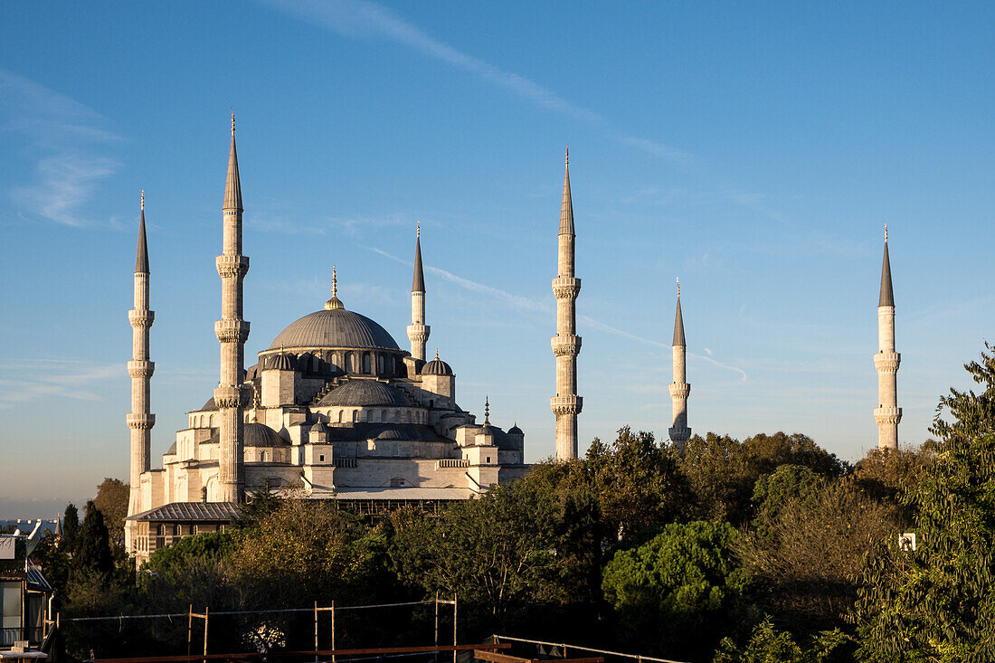 Die Blaue Moschee (Sultan-Ahmed-Moschee), eine historische kaiserliche Moschee aus osmanischer Zeit, erbaut zwischen 1609 und 1617 während der Herrschaft von Ahmed I. und heute eine funktionierende Moschee, UNESCO-Weltkulturerbe, Istanbul, Türkei, Europa