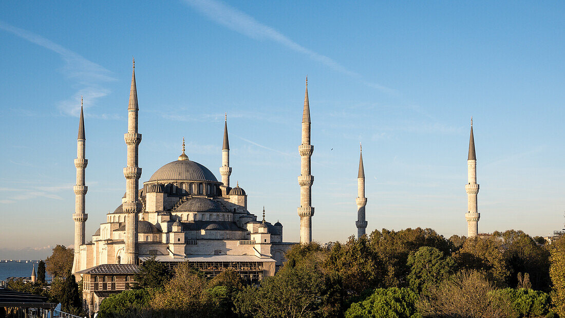 Blick auf die Blaue Moschee (Sultan-Ahmed-Moschee), eine historische kaiserliche Moschee aus osmanischer Zeit, erbaut zwischen 1609 und 1617 während der Herrschaft von Ahmed I. und heute eine funktionierende Moschee, UNESCO-Weltkulturerbe, Istanbul, Türkei, Europa