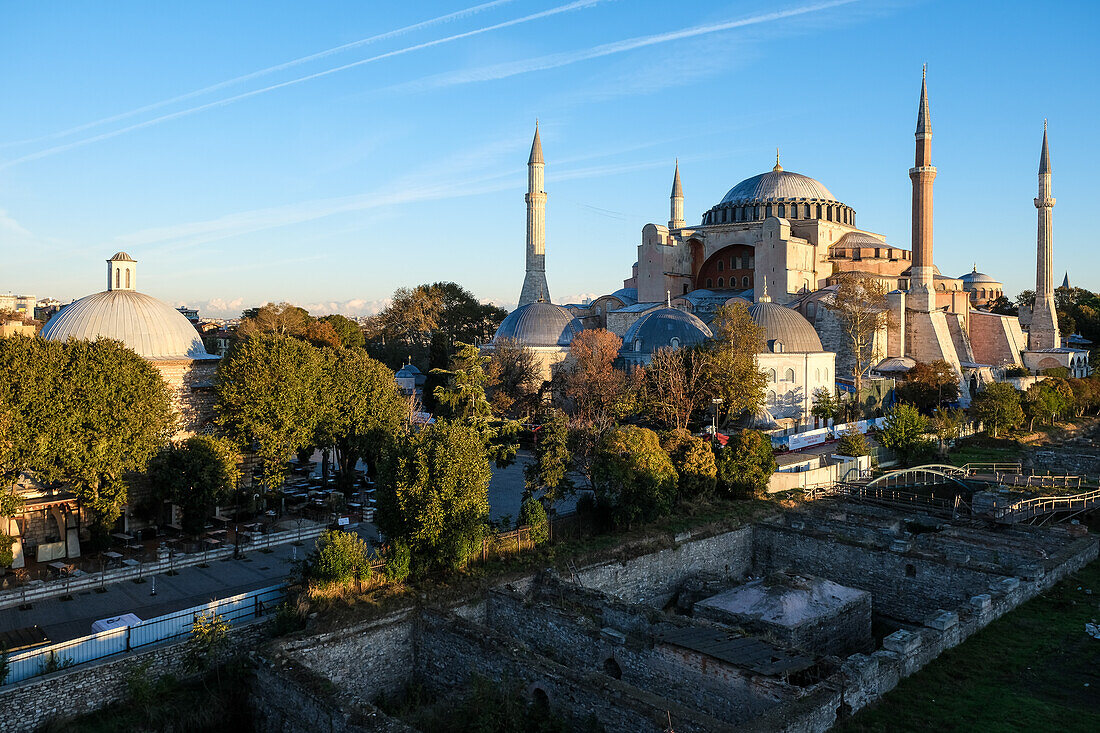 Blick auf die Hagia Sophia (Große Moschee Hagia Sophia), fertiggestellt 537 n. Chr., mit den Ruinen des Großen Palastes von Konstantinopel im Vordergrund, UNESCO-Weltkulturerbe, Istanbul, Türkei, Europa