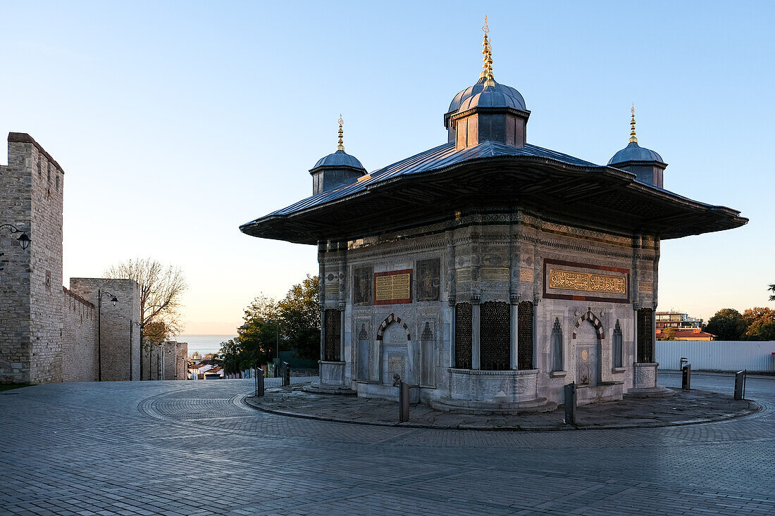 Blick auf den Brunnen (Sebil) von Sultan Ahmed III., erbaut unter dem osmanischen Sultan Ahmed III. im Jahr 1728, im Stil der Tulpenzeit, auf dem großen Platz vor dem Kaisertor des Topkapi-Palastes, UNESCO-Welterbe, Istanbul, Türkei, Europa