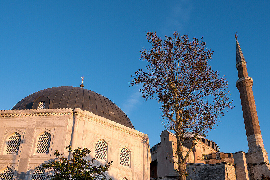 Architektonisches Detail der Hagia Sophia (Große Hagia Sophia-Moschee), ursprünglich eine Kirche aus dem 6. Jahrhundert, dann eine Moschee und später ein Museum, bevor sie im Jahr 2020 offiziell umgewandelt wird, UNESCO-Weltkulturerbe, Istanbul, Türkei, Europa