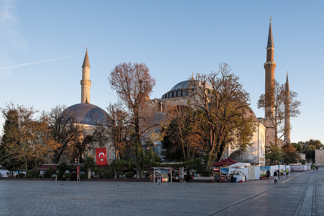 Blick auf die Hagia Sophia (Große Hagia Sophia-Moschee), ursprünglich eine Kirche aus dem 6. Jahrhundert, dann eine Moschee und später ein Museum, bevor sie im Jahr 2020 offiziell umgewandelt wird, UNESCO-Weltkulturerbe, Istanbul, Türkei, Europa