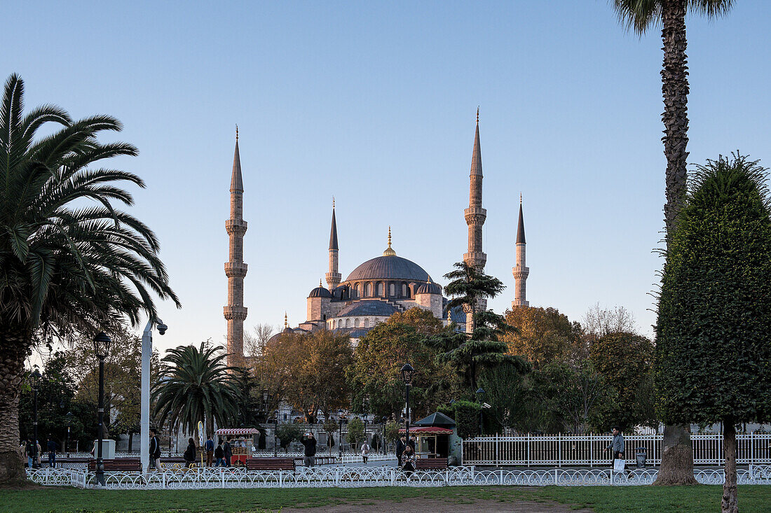 Blick auf die Hagia Sophia, ursprünglich eine Kirche aus dem 6. Jahrhundert, dann eine Moschee und später ein Museum, bevor sie im Jahr 2020 offiziell umgewandelt wird, vom Sultanahmet-Park zwischen der Blauen Moschee und der Hagia Sophia, UNESCO-Weltkulturerbe, Istanbul, Türkei, Europa