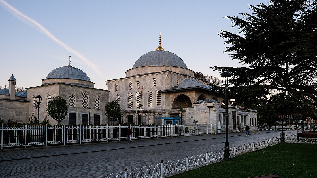 Blick auf die Blaue Moschee (Sultan-Ahmed-Moschee), eine historische kaiserliche Moschee aus osmanischer Zeit, erbaut zwischen 1609 und 1617 während der Herrschaft von Ahmed I. und heute eine funktionierende Moschee, UNESCO-Weltkulturerbe, Istanbul, Türkei, Europa