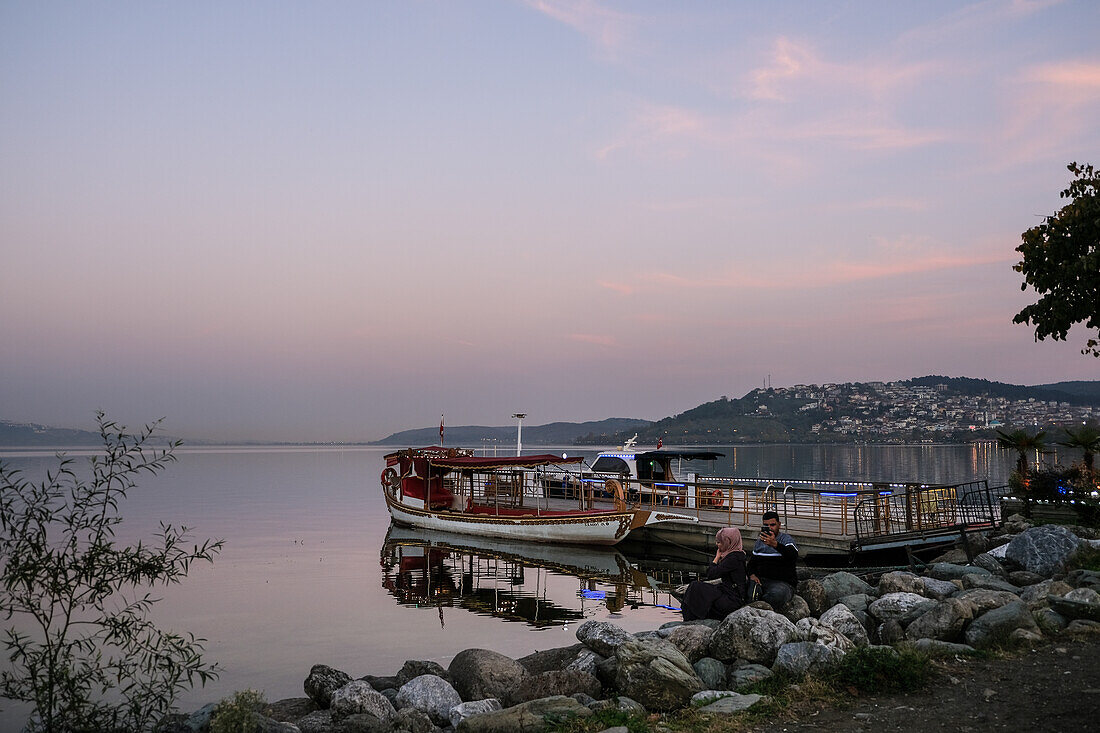 Blick auf den Sapanca-See (Sapanca Golu), ein Süßwassersee zwischen dem Golf von Izmit und der Adapazari-Wiese, Region Sapanca, Türkei, Eurasien