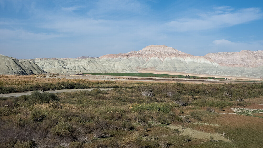 Blick auf die bunten Berge von Nallihan von Davutoglan aus, einem Viertel im Bezirk Nallihan, Provinz Ankara, Anatolien, Türkei, Eurasien