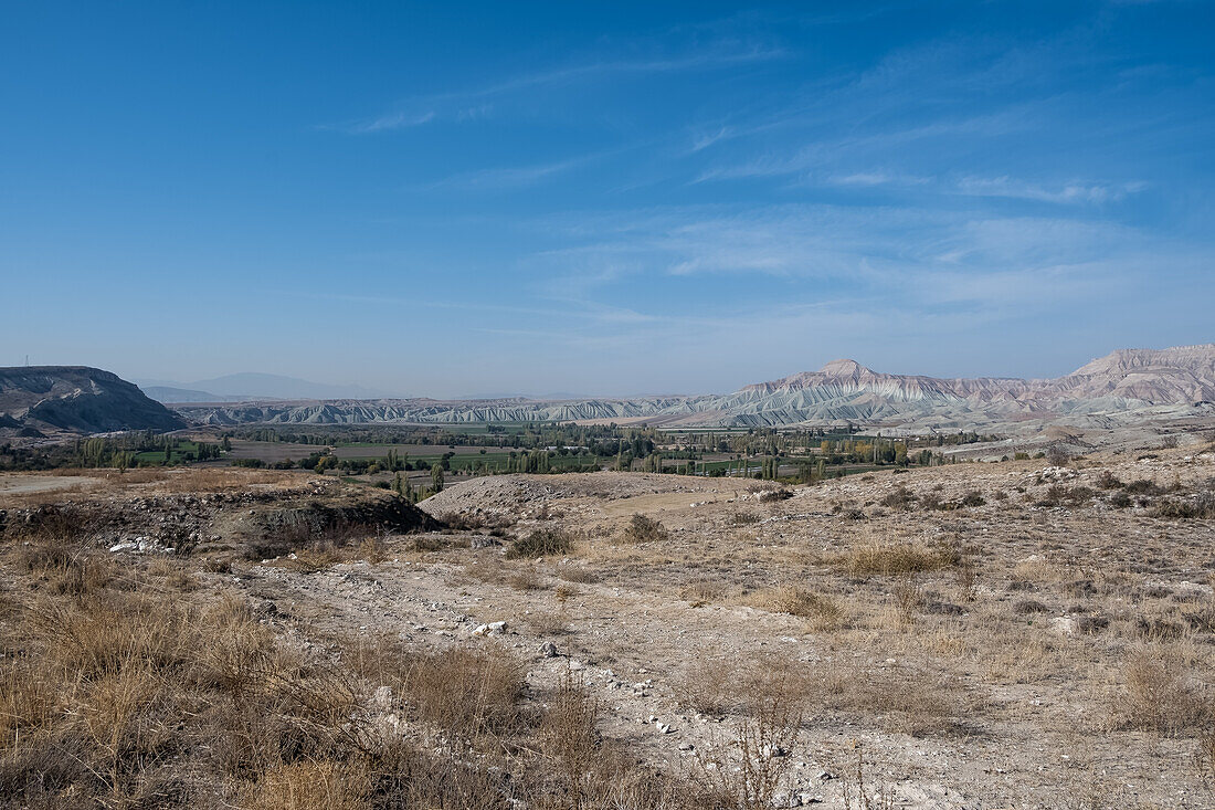 Blick auf die bunten Berge von Nallihan von Davutoglan aus, einem Stadtteil von Nallihan, Provinz Ankara, Anatolien, Türkei, Eurasien