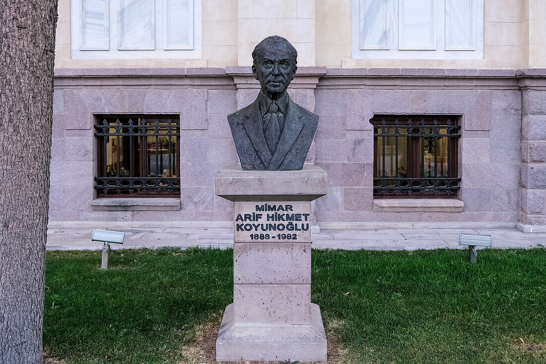 Büste von Arif Hikmet Koyunoglu, türkischer Architekt und Designer des Staatlichen Kunst- und Skulpturenmuseums und des angrenzenden Ethnografischen Museums, Ankara, Anatolien, Türkei, Eurasien