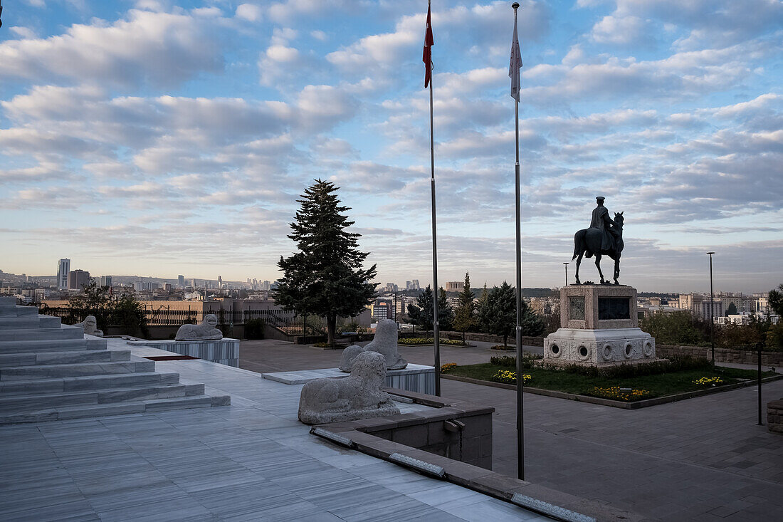 Blick auf die Stadt vom Ethnographischen Museum aus mit der Statue von Atatürk, einem Feldmarschall und Gründervater der Republik Türkei im Vordergrund, Ankara, Anatolien, Türkei, Eurasien