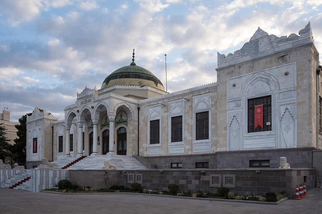 Außenansicht des Ethnografischen Museums, das den Kulturen der türkischen Zivilisationen gewidmet ist und zwischen 1925 und 1928 erbaut wurde, Ankara, Anatolien, Türkei, Eurasien