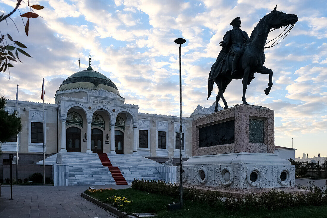 Statue von Atatürk, Feldmarschall, revolutionärer Staatsmann und Gründervater der Republik, der von 1923 bis zu seinem Tod 1938 als erster Präsident diente, vor dem Ethnografischen Museum, Ankara, Anatolien, Türkei, Eurasien