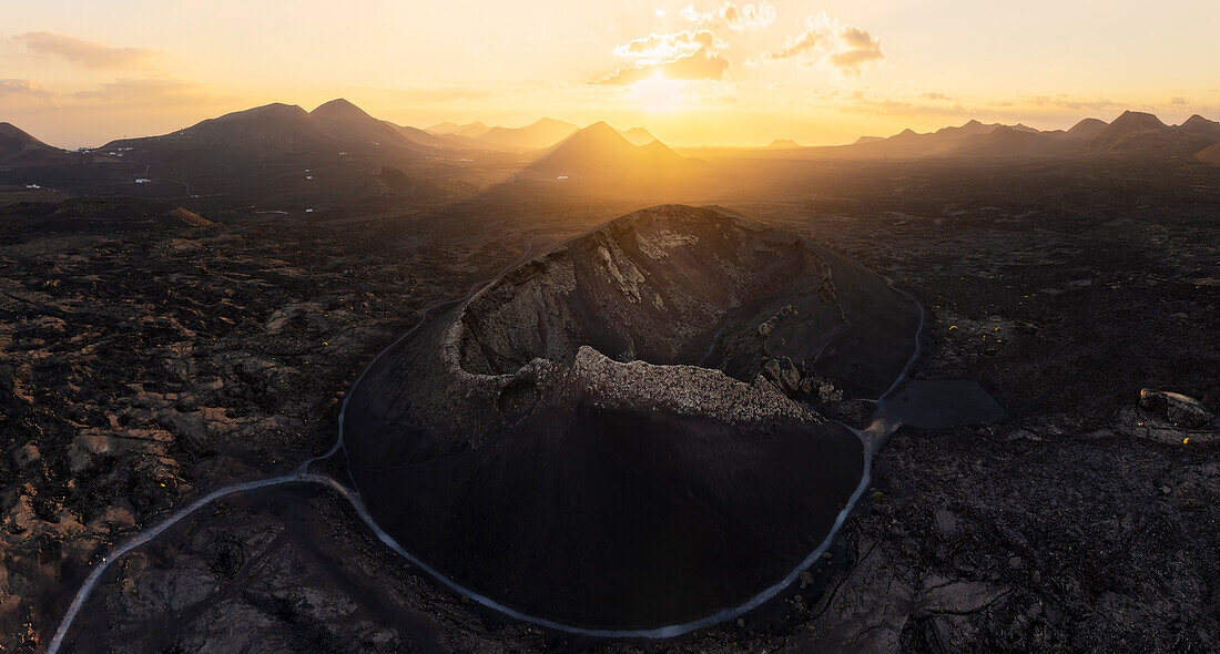 Luftbild und Panoramablick auf den Vulkan El Cuervo bei Sonnenuntergang, Tinajo, Las Palmas, Lanzarote, Kanarische Inseln, Spanien, Atlantik, Europa