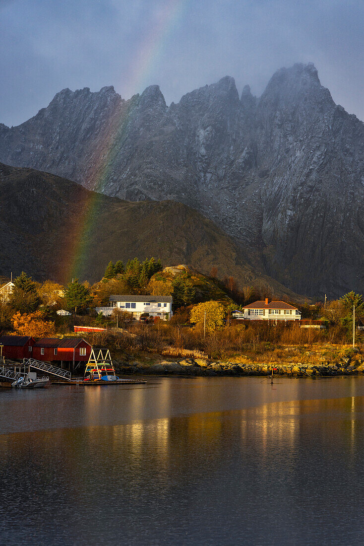 Berge und Regenbogen vom Hafen Ballstad bei Sonnenaufgang, Vestvagoy, Nordland, Lofoten, Norwegen, Europa