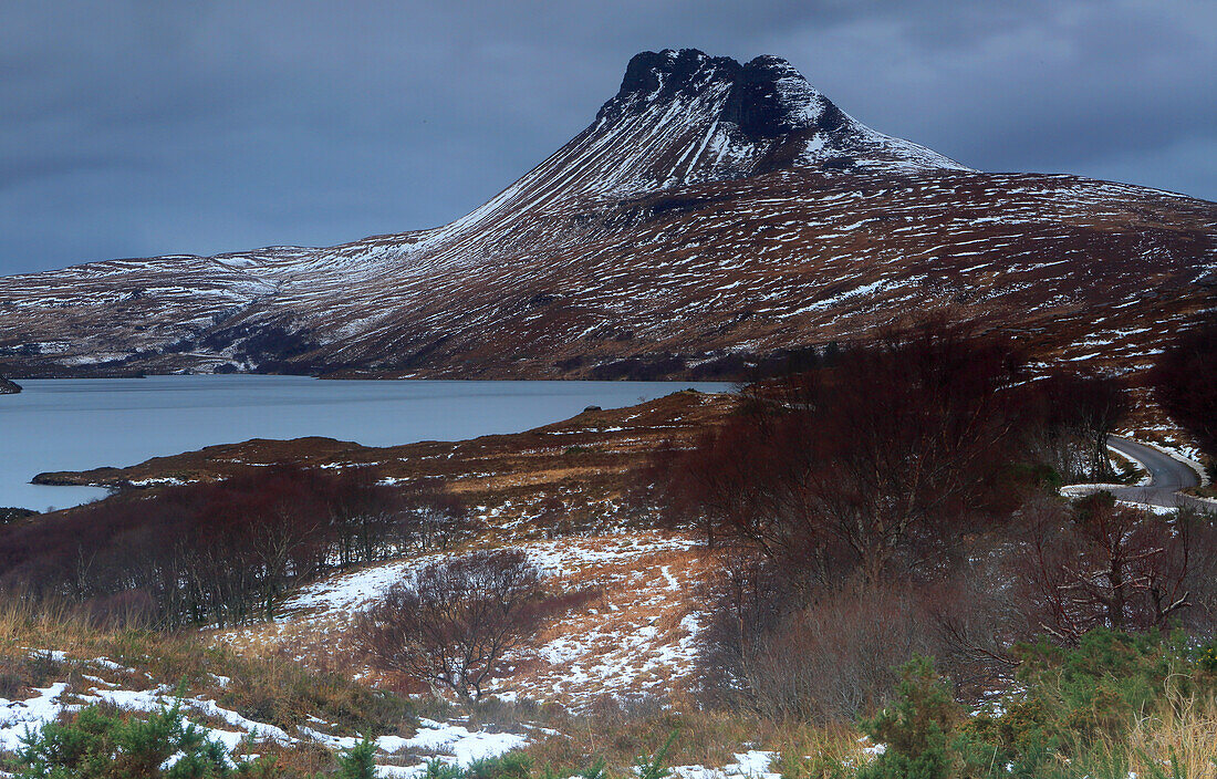 Stac Pollaidh und die Landschaft von Assynt, Nordwestliche Highlands, Schottland, Vereinigtes Königreich, Europa