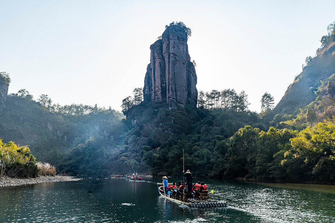 Rafting auf dem Fluss der Neun Kurven, Wuyi-Gebirge, UNESCO-Welterbe, Fujian, China, Asien