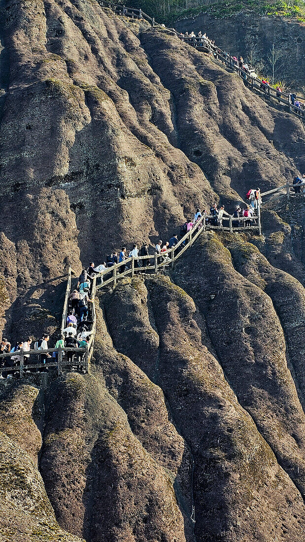 Touristen klettern einen steilen Berg hinauf, Wuyi-Berge, UNESCO-Welterbe, Fujian, China, Asien