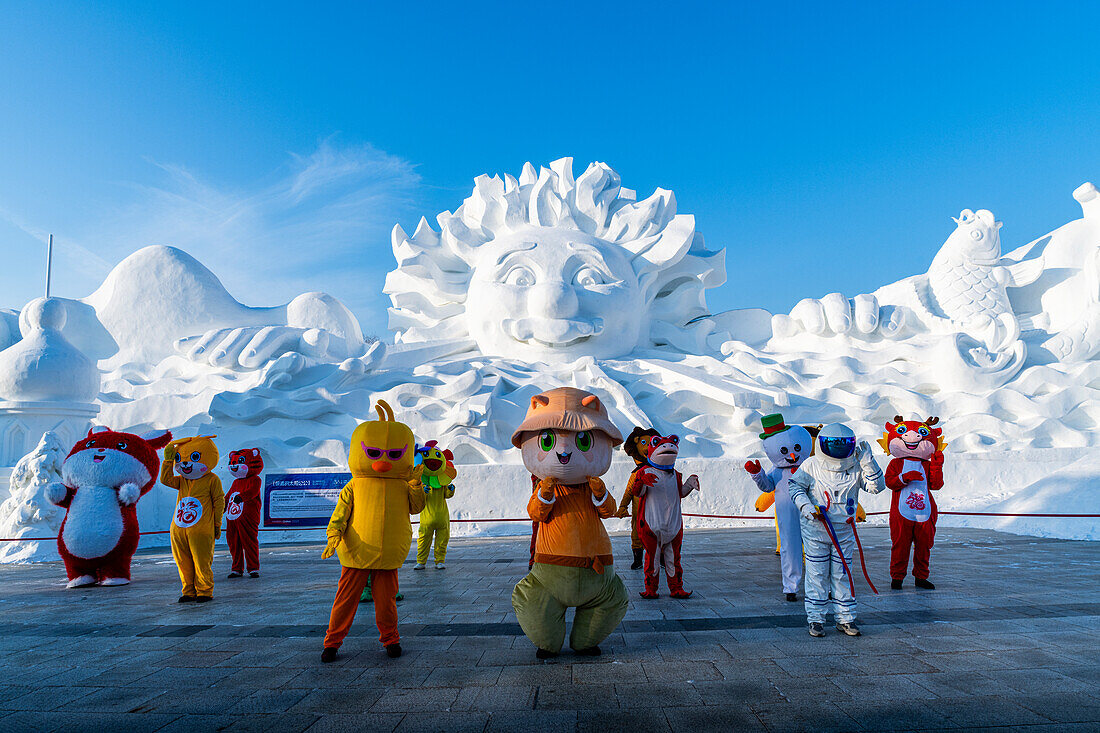 Parade auf dem Schneeskulpturenfestival, Harbin, Heilongjiang, China, Asien