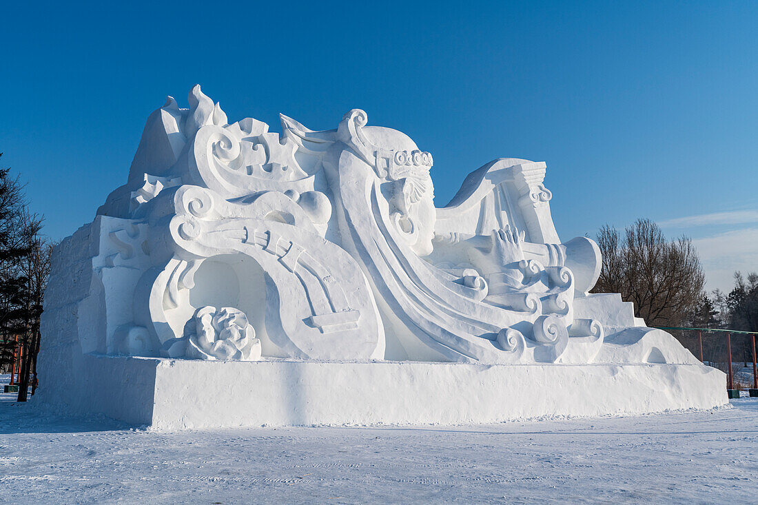 Riesige Schneeskulptur auf dem Schneeskulpturenfestival, Harbin, Heilongjiang, China, Asien