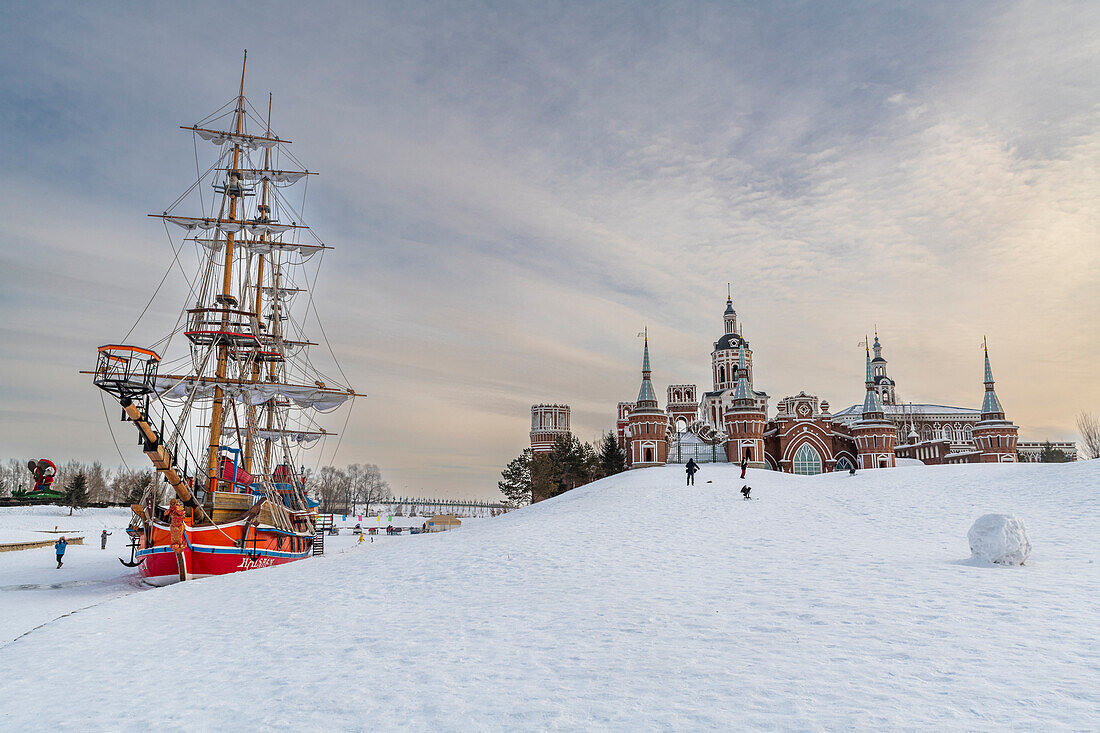 Nachbildung eines alten russischen Segelschiffs, Wolga-Gutshof, Harbin, Heilongjiang, China, Asien