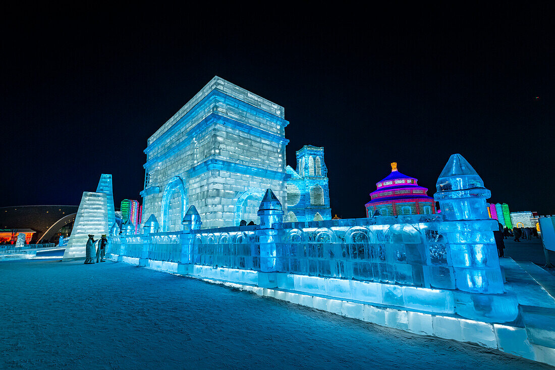 Beleuchtete Gebäude aus Eis, Ice International Ice and Snow Sculpture Festival, Harbin, Heilongjiang, China, Asien