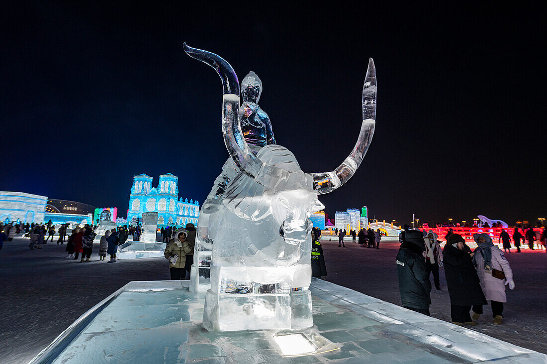 Beleuchtete Gebäude aus Eis, Ice International Ice and Snow Sculpture Festival, Harbin, Heilongjiang, China, Asien