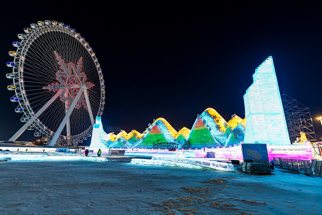 Beleuchtete Gebäude aus Eis, Ice International Ice and Snow Sculpture Festival, Harbin, Heilongjiang, China, Asien