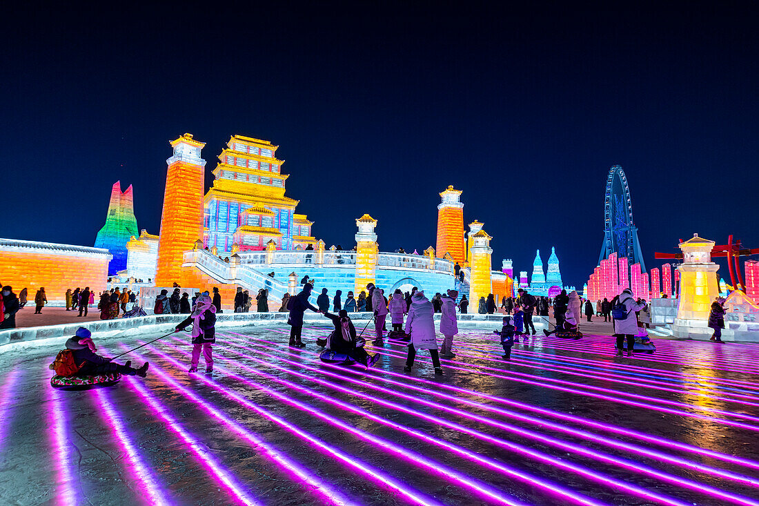 Beleuchtete Gebäude aus Eis, Ice International Ice and Snow Sculpture Festival, Harbin, Heilongjiang, China, Asien