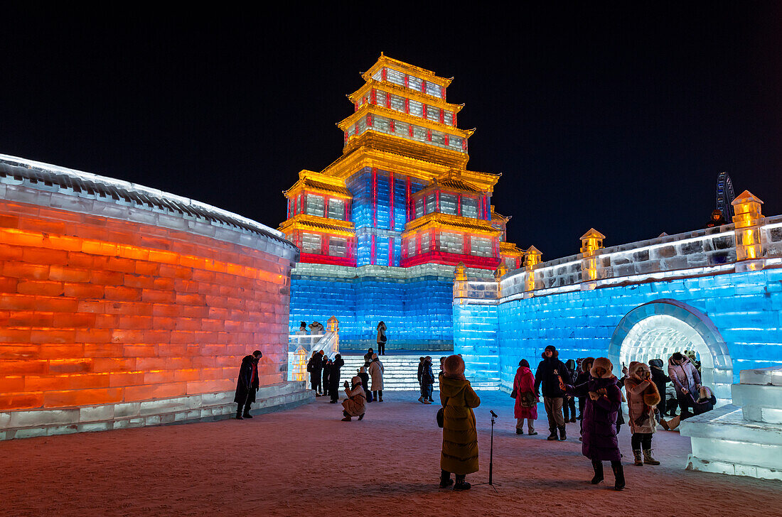 Beleuchtete Gebäude aus Eis, Ice International Ice and Snow Sculpture Festival, Harbin, Heilongjiang, China, Asien