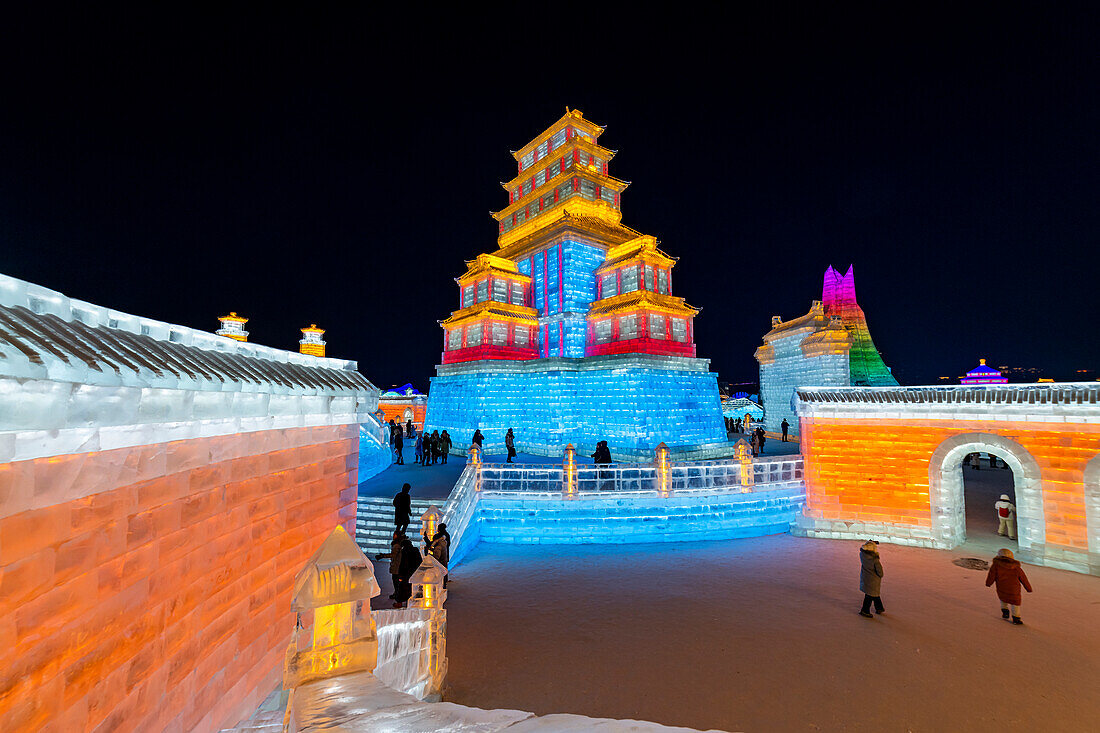 Beleuchtete Gebäude aus Eis, Ice International Ice and Snow Sculpture Festival, Harbin, Heilongjiang, China, Asien