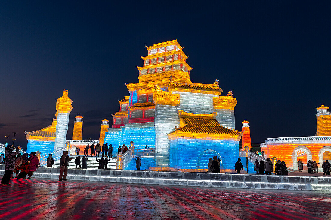 Beleuchtete Gebäude aus Eis, Ice International Ice and Snow Sculpture Festival, Harbin, Heilongjiang, China, Asien