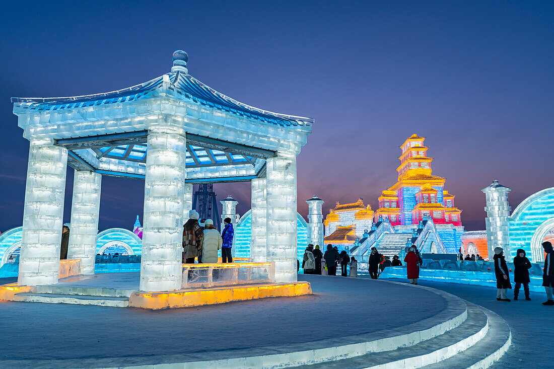 Beleuchtete Gebäude aus Eis, Ice International Ice and Snow Sculpture Festival, Harbin, Heilongjiang, China, Asien