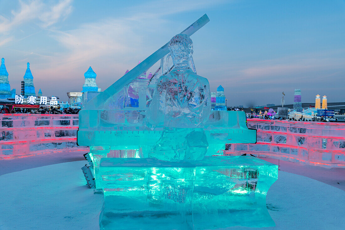 Beleuchtete Gebäude aus Eis, Ice International Ice and Snow Sculpture Festival, Harbin, Heilongjiang, China, Asien