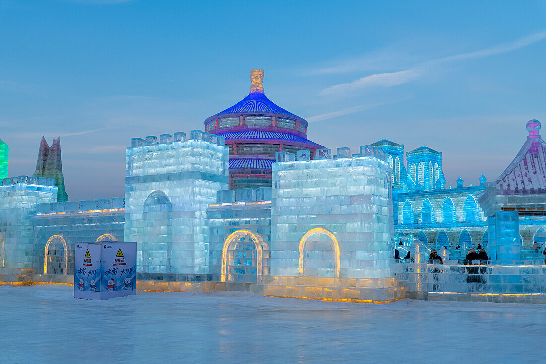 Beleuchtete Gebäude aus Eis, Ice International Ice and Snow Sculpture Festival, Harbin, Heilongjiang, China, Asien