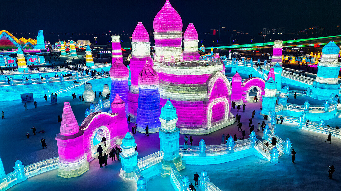 Luftaufnahme der beleuchteten Gebäude aus Eis, Ice International Ice and Snow Sculpture Festival, Harbin, Heilongjiang, China, Asien